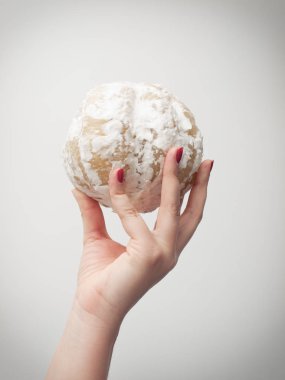 Tutan soyulmuş pomelo