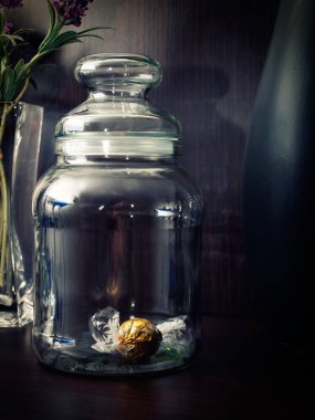 Dolapta son şekeri olan bir kavanoz..