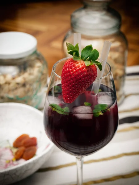 Aardbeiencocktail Salontafel Met Snacks Rechtenvrije Stockafbeeldingen