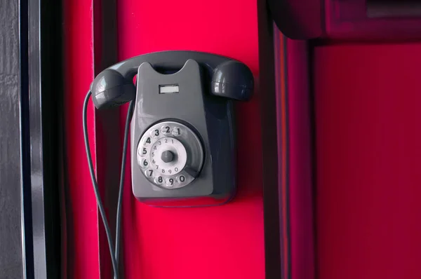 Bir duvara eski vintage telefon — Stok fotoğraf