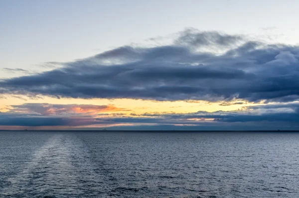 Vista do pôr do sol sobre o mar Báltico — Fotografia de Stock