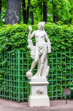 Saint-Petersburg yaz bahçesinde Anticient heykel