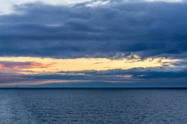 Baltık Denizi üzerinde gün batımı görünümü