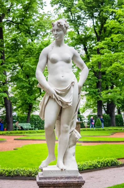 Anticient szobor nyári kert Szentpétervár — Stock Fotó