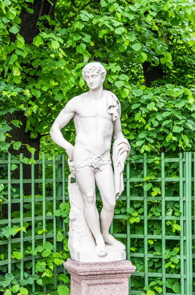 Estátua antiga no jardim de verão em São Petersburgo — Fotografia de Stock