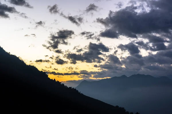 Vue du lever du soleil sur la montagne au Vietnam — Photo