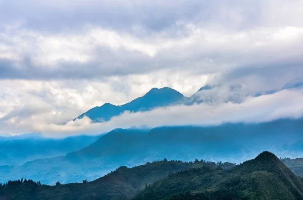 Vue sur montagne et nuages — Photo