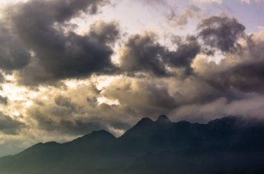 Dağ ve bulutlar görüntüleme