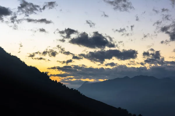 Vue du lever du soleil sur la montagne au Vietnam — Photo