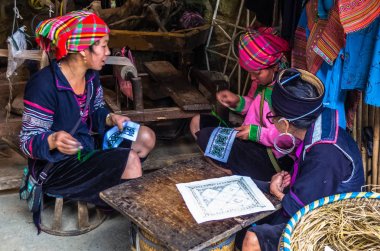 Hmong etnik azınlık Vietnamca kadınların el yapımı yapıyoruz 