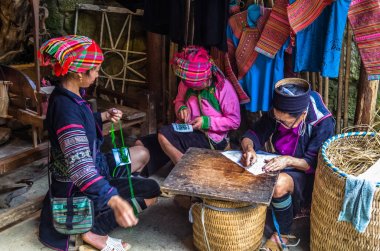 Hmong etnik azınlık Vietnamca kadınların el yapımı yapıyoruz 