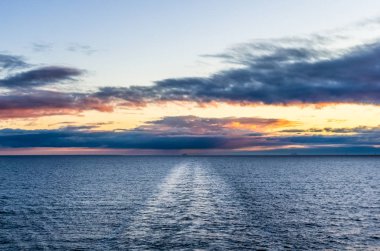 Tallinn yanındaki Baltık Denizi üzerinde gün batımı görünümü