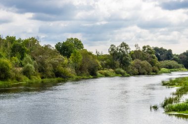 Güneşli gün nehir kırsalında görüntüleyin