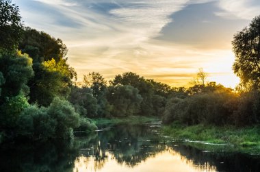 Kırsal kesimde Nehri üzerinde muhteşem gün batımı görünümü