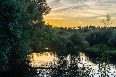Kırsal kesimde Nehri üzerinde muhteşem gün batımı görünümü