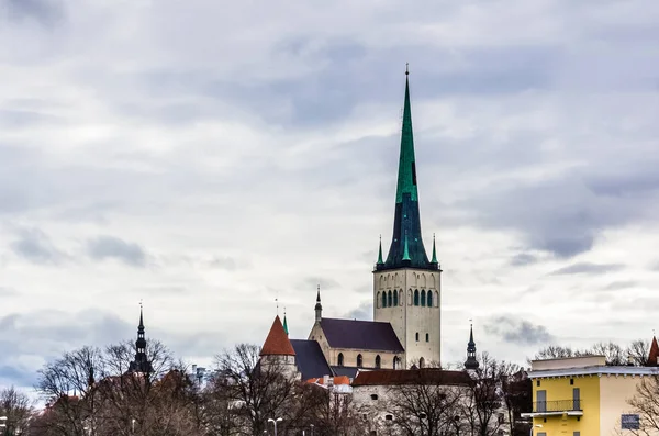 Colorida Vista Sobre Casco Antiguo Iglesia Saint Olaf Tallin Estonia —  Fotos de Stock