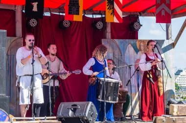 Geleneksel medi bir erkek ve kadın müzisyen grup portresi