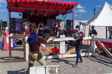 Geleneksel ortaçağ festivali sırasında kılıç savaşı