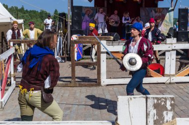 Geleneksel ortaçağ festivali sırasında kılıç savaşı