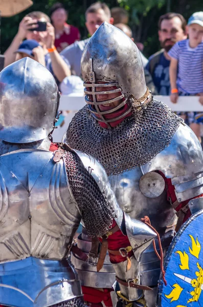 伝統的な中世の祭りの間の剣の戦い — ストック写真