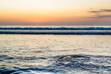 Endonezya, Bali 'deki Suluban plajından Hint Okyanusu' nun inanılmaz gün batımı manzarası