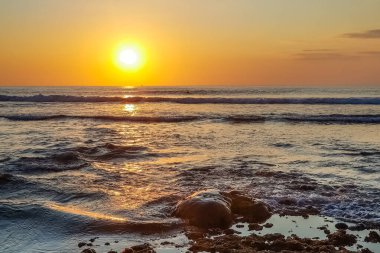 Endonezya, Bali 'deki Suluban plajından Hint Okyanusu' nun inanılmaz gün batımı manzarası