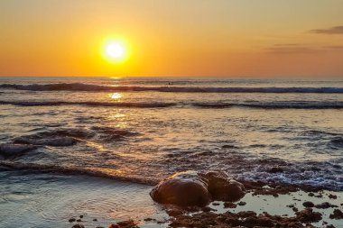 Endonezya, Bali 'deki Suluban plajından Hint Okyanusu' nun inanılmaz gün batımı manzarası