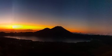 Batur volkanı, Bali, Endonezya 'nın zirvesinden gün doğumunda ve dağda inanılmaz manzara.