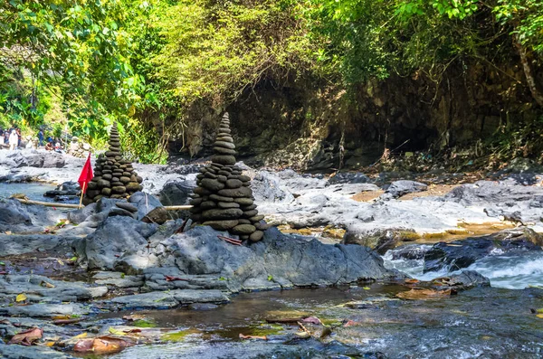 Widok Kamienną Wieżę Górską Dżunglę Wodospad Tegenungan Rejonie Ubud Bali — Zdjęcie stockowe