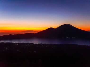 Batur volkanı, Bali, Endonezya 'nın zirvesinden gün doğumunda ve dağda inanılmaz manzara.