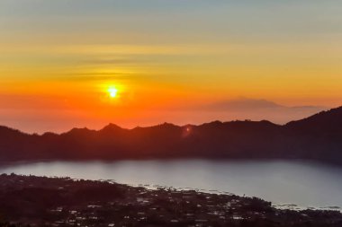 Batur volkanı, Bali, Endonezya 'nın zirvesinden gün doğumunda ve dağda inanılmaz manzara.