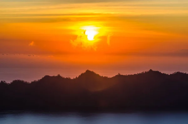 Vista Panorâmica Incrível Sobre Nascer Sol Montanha Cume Vulcão Batur — Fotografia de Stock