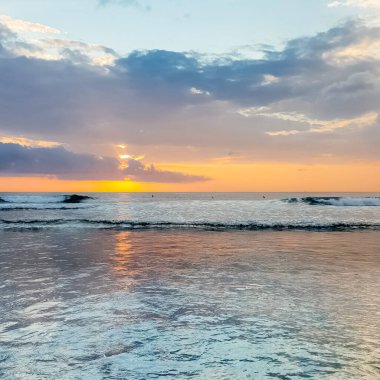 Endonezya, Bali 'deki Suluban plajından Hint Okyanusu' nun inanılmaz gün batımı manzarası
