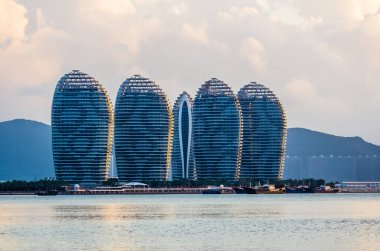 Sanya, Hainan, Çin 'deki bir denizden Phoenix adasının manzara manzarası.