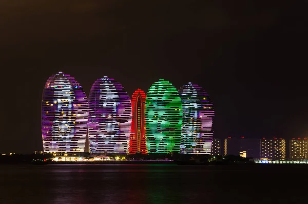 中国海南三亚的凤凰岛上背光和海风映照下的浮雕场景夜景 — 图库照片