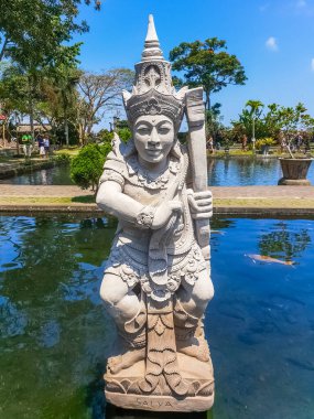BALI, INDONEZYA - 18 Eylül 2018 'de Tirta Gangga Tapınağında heykel, Bali, Endonezya