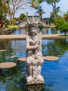 BALI, INDONEZYA - 18 Eylül 2018 'de Tirta Gangga Tapınağında heykel, Bali, Endonezya