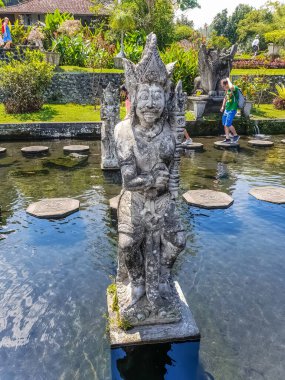 BALI, INDONEZYA - 18 Eylül 2018 'de Tirta Gangga Tapınağında heykel, Bali, Endonezya