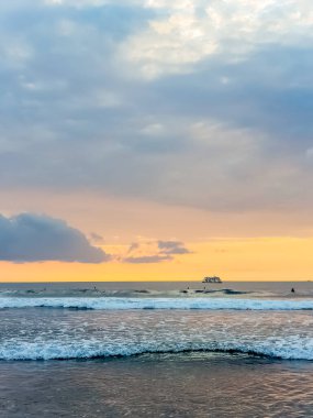 Endonezya, Bali 'deki Suluban plajından Hint Okyanusu' nun inanılmaz gün batımı manzarası