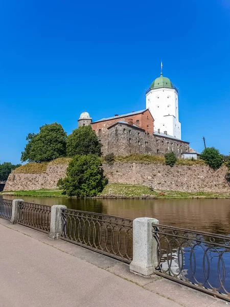 Visa Medeltida Viborgs Slott Från Vallen Solig Dag Viborg Ryssland — Stockfoto