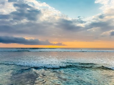 Endonezya, Bali 'deki Suluban plajından Hint Okyanusu' nun inanılmaz gün batımı manzarası