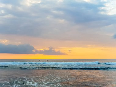 Endonezya, Bali 'deki Suluban plajından Hint Okyanusu' nun inanılmaz gün batımı manzarası