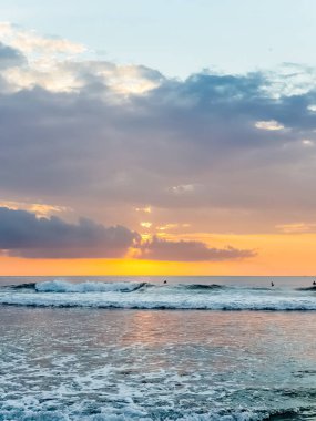 Endonezya, Bali 'deki Suluban plajından Hint Okyanusu' nun inanılmaz gün batımı manzarası