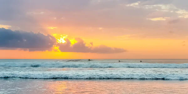 Niesamowity Widok Zachód Słońca Oceanie Indyjskim Plaży Suluban Bali Indonezja — Zdjęcie stockowe