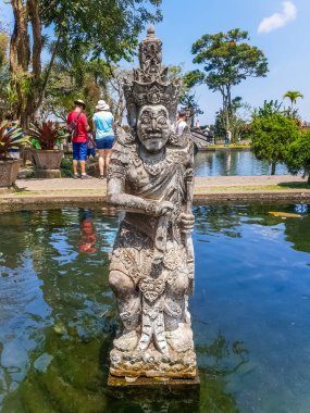 BALI, INDONEZYA - 18 Eylül 2018 'de Tirta Gangga Tapınağında heykel, Bali, Endonezya