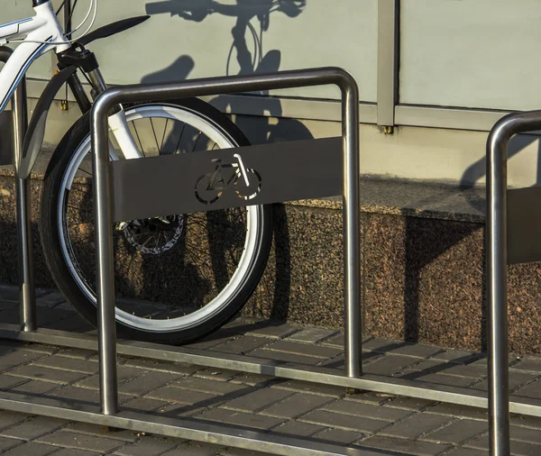 Un aparcamiento de bicicletas en el estacionamiento contra una pared —  Fotos de Stock