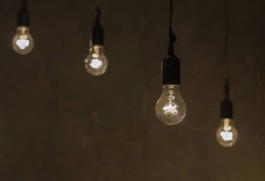 LED ampuller filament elektrik lambasını parlayan filamanla taklit eder