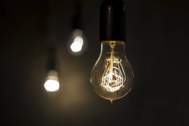 LED ampuller filament elektrik lambasını parlayan filamanla taklit eder