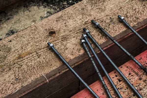 Nuevos pernos con tuercas que sujetan madera al cuadrado Log — Foto de Stock