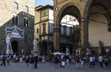 Florence, İtalya - 25 Ağustos 2015: Palazzo Vecchio kimliği belirsiz kişi ünlü Piazza della Signoria Meydanı üzerinde yürüme ile Floransa'da.